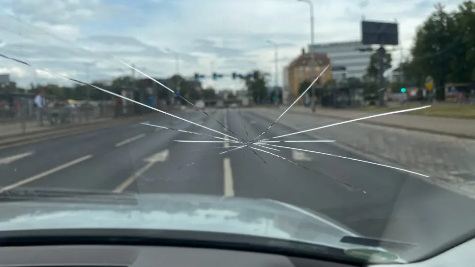 image of a cracked windshield